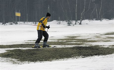 Vydatné det spláchly sníh z krunohorských sjezdovek. Provoz kvli oblev neomezili jen na Klínovci.