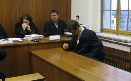 Bývalý policista Petr Rett sedl u soudu se sklonnou hlavou.