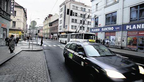 Dopravu na frekventované Americké tíd zhruba na pl roku peruí oprava Wilsonova mostu.