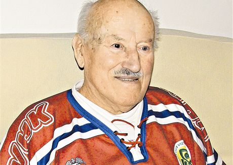 Známý vsetínský uitel, folklorista a sportovec Jií Parduba oslavil 90. narozeniny.