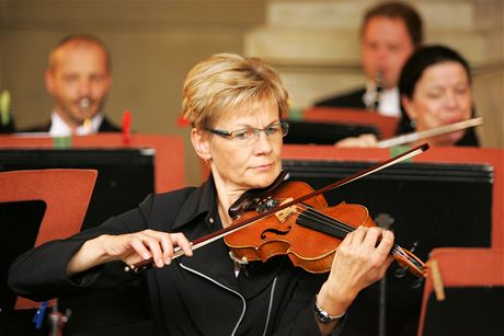 Karlovarský symfonický orchestr pi vystoupení na Mlýnské kolonád.