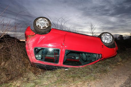 Nehoda idiky osobního vozu na náledí u pehrady Rozko (4.1.2013).