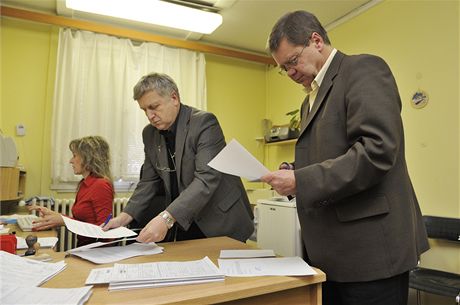Soudce Zdenk ulc (vpravo) a státní zástupce Alexandr Pumprla probírají