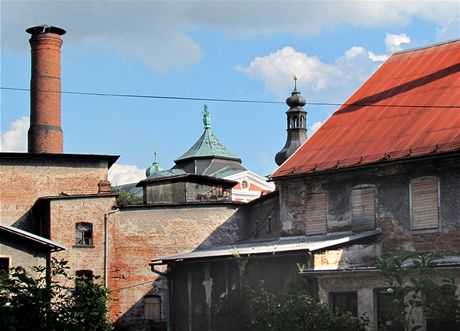 Bývalý m욝anský pivovar v Broumov, v pozadí benediktinský kláter