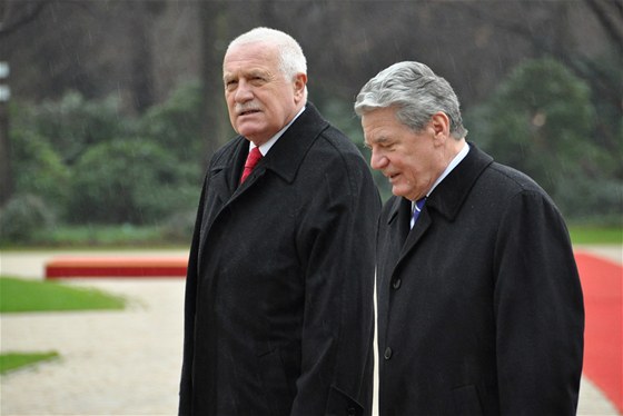 Joachim Gauck a Václav Klaus u pomníku v Lidicích pi loské návtv