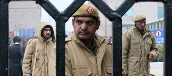 Indití policisté ped justiním palácem v Dillí, kde probhne soud s pticí...