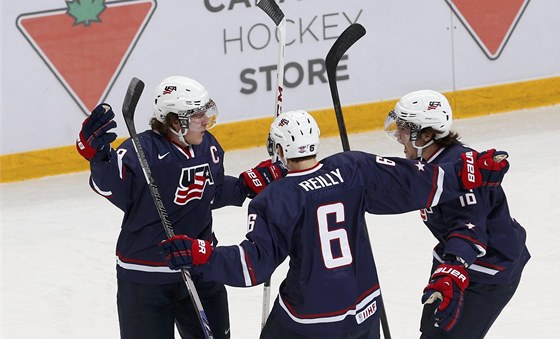 Amerití hokejisté slaví první branku v semifinále MS dvacítek proti Kanad.