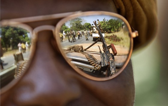 V brýlích adského vojáka se odráí jeho konvoj. Bojují za prezidenta...