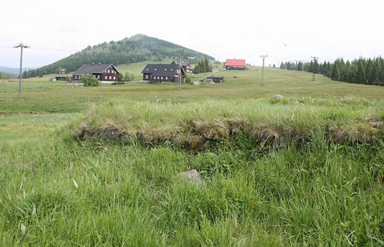 Mezi turisty v Jizerských horách je oblíbená osada Jizerka.
