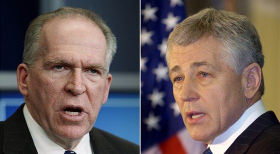 John Brennan (vlevo) povede CIA,  Chuck Hagel (vpravo) se vyhoupne do ela