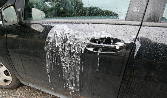 V srpnu vandal v Táboe poniil chemikálií lak mercedesu.