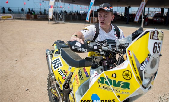 PIPRAVEN. eský motocyklista David Pabika ped startem úvodní etapy Rallye