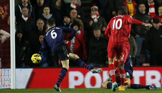 Gastón Ramiréz ze Southamptonu stílí gól do sít Arsenalu.