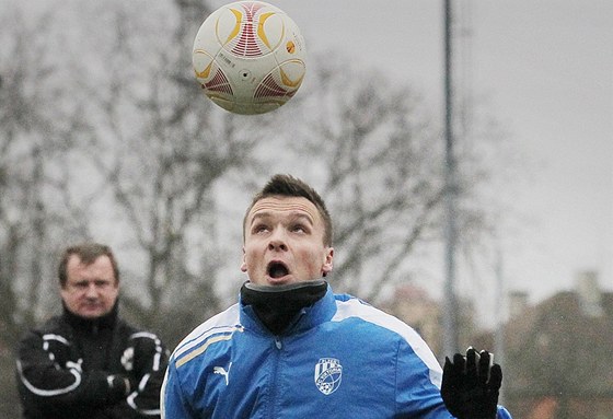 Stanislav Tecl na prvním tréninku v Plzni pod dohledem trenéra Pavla Vrby.