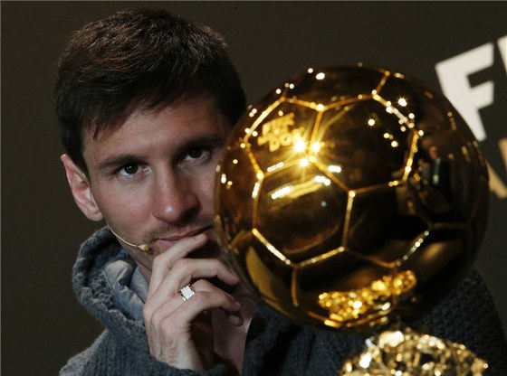 NEJLEPÍ. Lionel Messi se Zlatým míem pro nejlepího fotbalistu svta. Cenu získal letos potvrté za sebou.