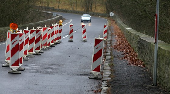 Loni v lednu se na staré Praské silnici utrhla ást oprné zdi.