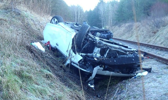 Auto sjelo z dálnice a spadlo ze srázu k elezniní trati. Z dálnice nebylo vbec vidt. tstí bylo, e zranný idi dokázal zavolat pomoc.