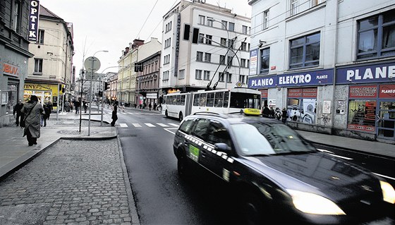 Také kvli plánu na zklidnní Americké tídy se stavla silnice v ulici U Trati a most Milénia. Tam mla být auta z Americké odvedena.