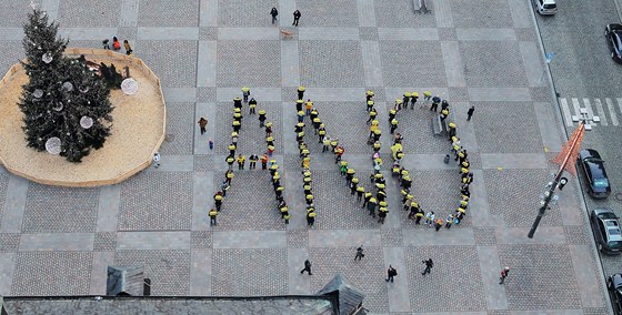 Odprci projektu na stavbu obchodního centra Corso Americká naznaili, jak mají lidé v referendu hlasovat. Na námstí Republiky vytvoili velký nápis ANO.