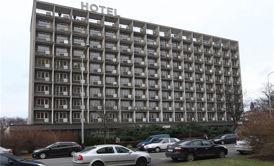 Hotel Stroja, který perovská radnice chtla odkoupit za 40 milion, moná získá zadarmo.