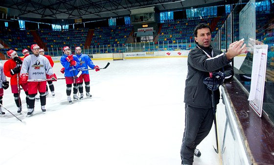 Jií Kuera v roli hlavního trenéra hradeckých hokejist.