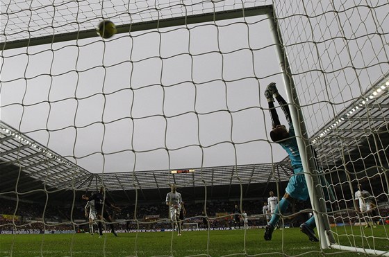 POD BEVNO. Branká Swansea Michael Vorm nedosáhl na prudkou ránu Kierana