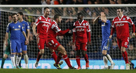 ROZHODL BÝVALÝ HRÁ CHELSEA. Shaun Wright-Phillips (tetí zprava) z Queens Park