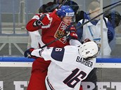 Americk hokejista Riley Barber v tvrdm souboji s Dmitrijem Jakinem. 