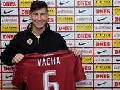 Luk Vcha pzuje s dresem Sparty krtce pot, co v klubu podepsal smlouvu.