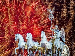 Ohnivá show nad Brandenburskou bránou v Berlín.