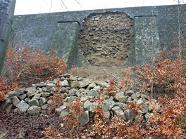 Pod Praskou silnic se ztila pohledov stna oprn zdi.