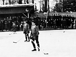 Historick fotografie pipomn utkn SK Vsetn se slavnm soupeem LTC Praha,