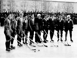 Historick fotografie pipomn utkn SK Vsetn se slavnm soupeem LTC Praha,