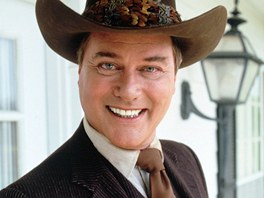 Plné tváe a výraz padoucha. Takový je J.R., kterého hrál Larry Hagman.