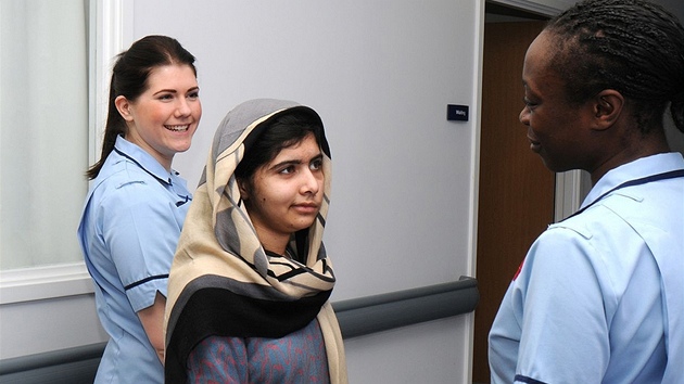 Mladou Pkistnku Mallu Jsufzajovou, kterou postelili ozbrojenci Talibanu za to, e prosazovala vzdln en, propustili z britsk nemocnice. (4. ledna 2013)
