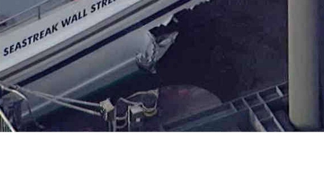 V pstavu na newyorskm Manhattanu havaroval trajekt, zranilo se na padest lid (9. ledna 2013) 