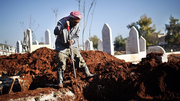 Syrsk hrobnk ve mst Azz. Obansk vlka si podle OSN vydala u 60 tisc obt (1. ledna 2013)