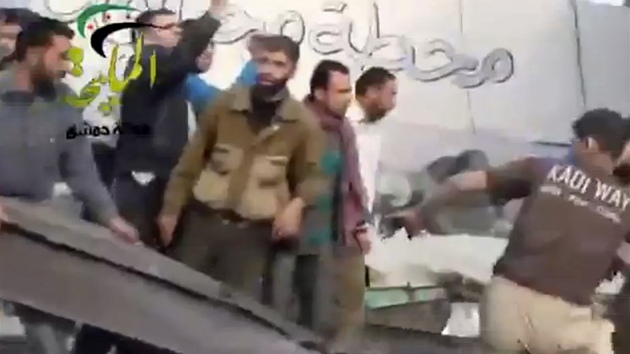 Nsledky leteckho deru na erpac stanici na pedmst Damaku (2. ledna 2013)