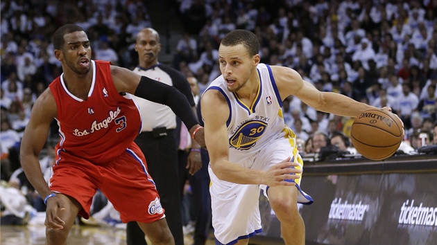 Stephen Curry (vpravo) z Golden State Warriors zkou utct od brncho Chrise Paula z Los Angeles Clippers.