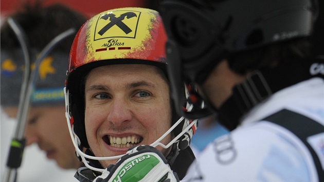 Marcel Hirscher (vlevo) slav vtzstv ve slalomu v Zhebu.