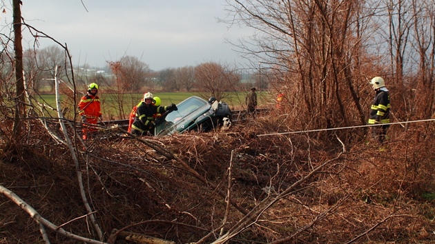 Na Vykovsku havarovalo na Nov rok auto, po nehod skonilo v kolejiti.