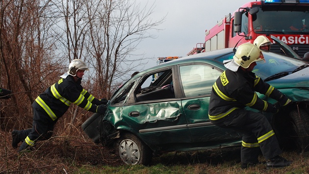 Na Vykovsku havarovalo na Nov rok auto, po nehod skonilo v kolejiti.