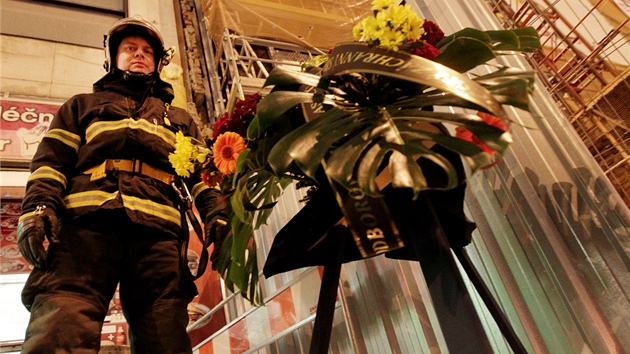 Hasii v Brn uctili kolegy, kte ped jedencti lety zahynuli pi poru kasina u hlavnho ndra (8. ledna 2013).