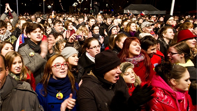 Koncert na podporu Karla Schwarzenberga ped prvnm kolem prezidentskch voleb na nmst Jiho z Podbrad v Praze navtvily tisce lid. (9. ledna 2013)