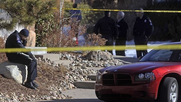 Policie ohledv dm, v nm tonk z pedmst Denveru zabil ti lidi (5. ledna 2013)