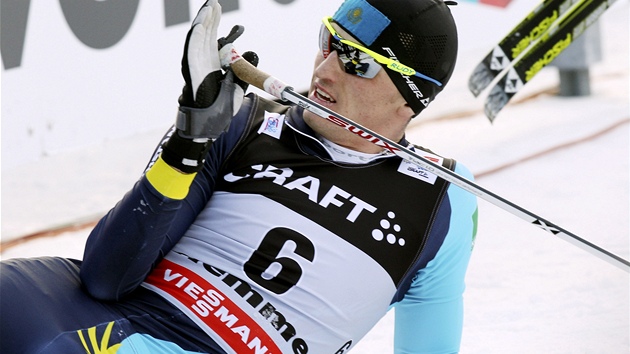 ODPOINEK PRO VTZE. Kazask lya Alexej Poltoranin odpov po triumfu v patnctikilometrov etap Tour de Ski.