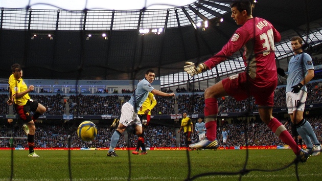 GL. Gareth Barry (uprosted) trefuje m hlavou a Manchester City v Anglickm pohru proti Watfordu zvyuje na 2:0.
