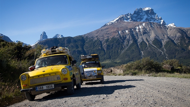 Pokraujeme po znm cest Carretera Austral, povaovan za nejkrsnj trasu v Jin Americe. Jeden z jejch modrch klenot na ns pod jet ek.