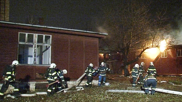 Ohe likvidovali hasii pi poru bval kolky v Praze 4 hned 10 proudy vody najednou (5. ledna 2013)