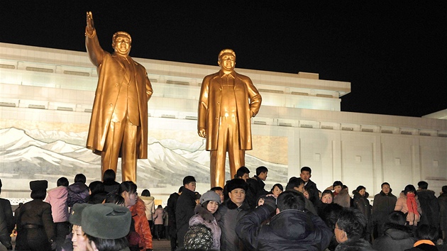 Severokorejci v Pchjongjangu oslavuj pchod novho roku (1. ledna 2013)